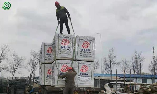 鹽城_石家莊工地建筑模板木方到貨卸車